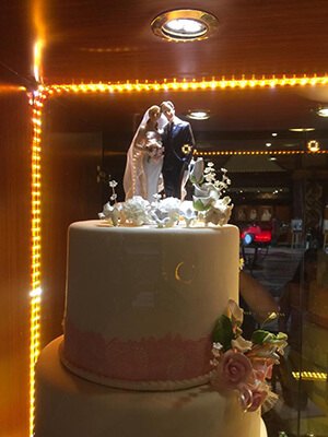 свадебный торт с женихом и невестой