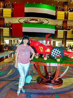Al Raha Beach Hotel 5* турист в холле отеля у стола