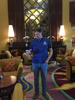 Al Raha Beach Hotel 5* турист стоит в холле отеля