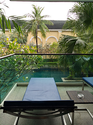 Phuket Graceland Resort номер Делюкс в новом корпусе, лежак на балконе