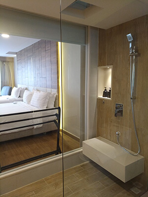 Phuket Graceland Resort ванная в Делюксе в основном корпусе, душ