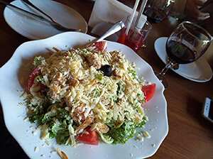 Тбилиси, еда: салат Цезарь